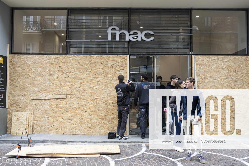 Shops Are Being Barricaded Ahead of The Demonstration - Lille Shops in Lille are boarded up with wooden panels ahead the demonstration in favor of purchasing power, the protection of public services, and fiscal and social justice, in Paris on October 24, 2026 as part of a nationwide call for mobilisation and protest bringing together former members of the Yellow Vest movement, labor unions, high school and university students. Photo by Sebastien Courdji ABACAPRESS.COM Lille nord France
