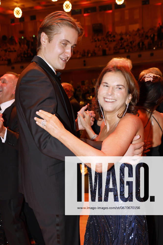 Claudia Obert and a guest at the 31st Leipzig Opera Ball 2026 at the Leipzig Opera, Leipzig, October 24, 2026 Foto:xR.xStoffelsx xFuturexImagex opernball2026_6086