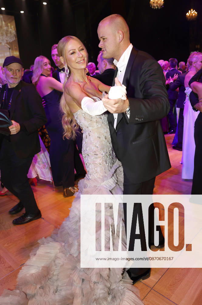 Jenny Elvers with her son Paul Jolig at the 31st Leipzig Opera Ball 2026 at the Leipzig Opera House, Leipzig, October 24, 2026 Foto:xR.xStoffelsx xFuturexImagex opernball2026_6092