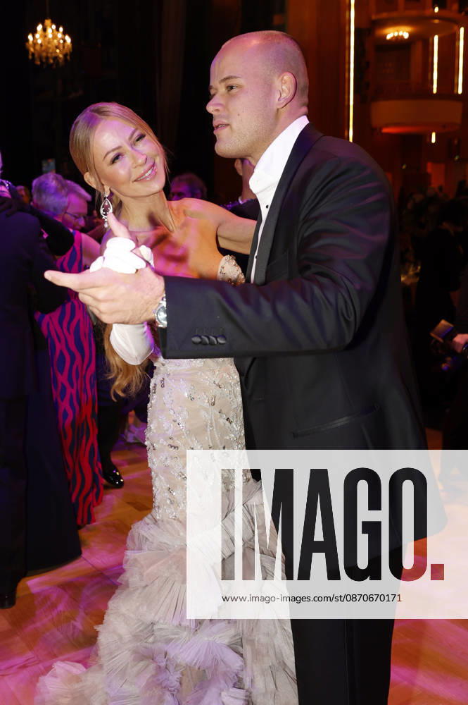 Jenny Elvers with her son Paul Jolig at the 31st Leipzig Opera Ball 2026 at the Leipzig Opera House, Leipzig, October 24, 2026 Foto:xR.xStoffelsx xFuturexImagex opernball2026_6093