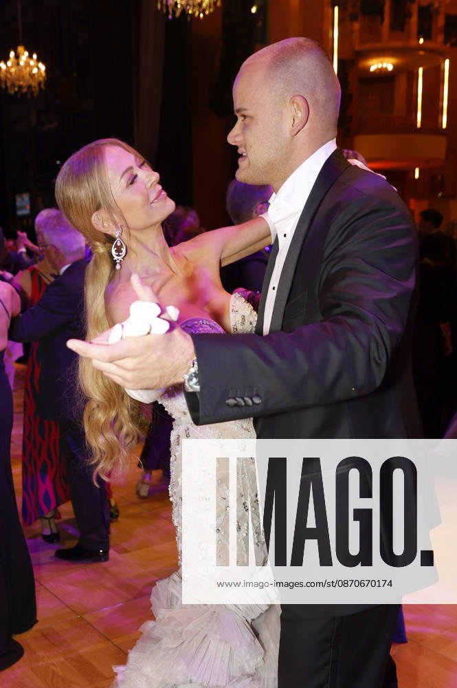 Jenny Elvers with her son Paul Jolig at the 31st Leipzig Opera Ball 2026 at the Leipzig Opera House, Leipzig, October 24, 2026 Foto:xR.xStoffelsx xFuturexImagex opernball2026_6094