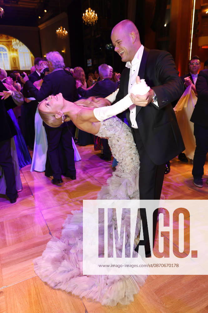 Jenny Elvers with her son Paul Jolig at the 31st Leipzig Opera Ball 2026 at the Leipzig Opera House, Leipzig, October 24, 2026 Foto:xR.xStoffelsx xFuturexImagex opernball2026_6096