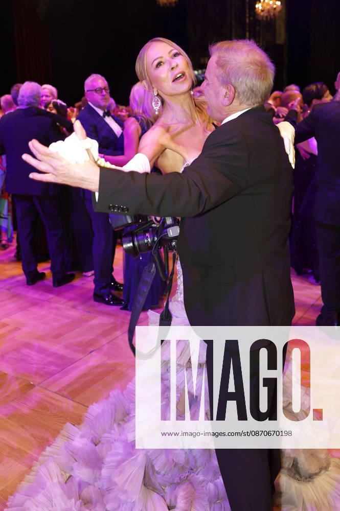 Jenny Elvers with a guest at the 31st Leipzig Opera Ball 2026 at the Leipzig Opera, Leipzig, October 24, 2026 Foto:xR.xStoffelsx xFuturexImagex opernball2026_6106
