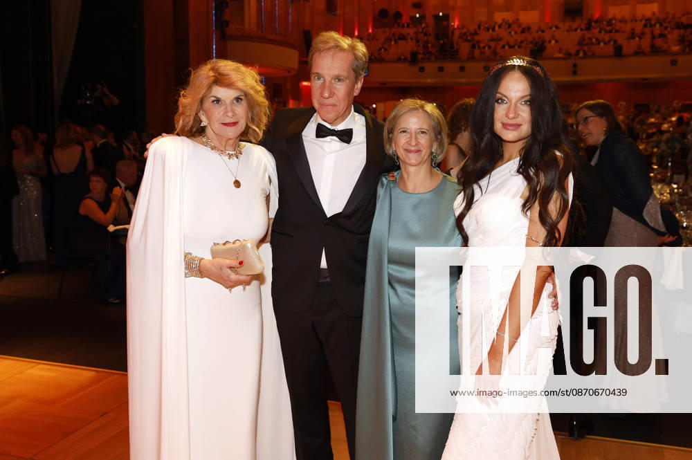 Vivian Honert Boddin and Maxi Fenger with guests at the 31st Leipzig Opera Ball 2026 at the Leipzig Opera, Leipzig, October 24, 2026 Foto:xR.xStoffelsx xFuturexImagex opernball2026_6117