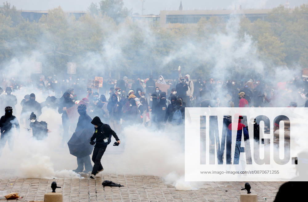 Several thousand people are marching through downtown Bordeaux on October 24, 2026. Patrick Bernard, Bestimage. Several thousand people are marching through downtown Bordeaux for the demonstration on October 24, 2026, in Bordeaux, France.