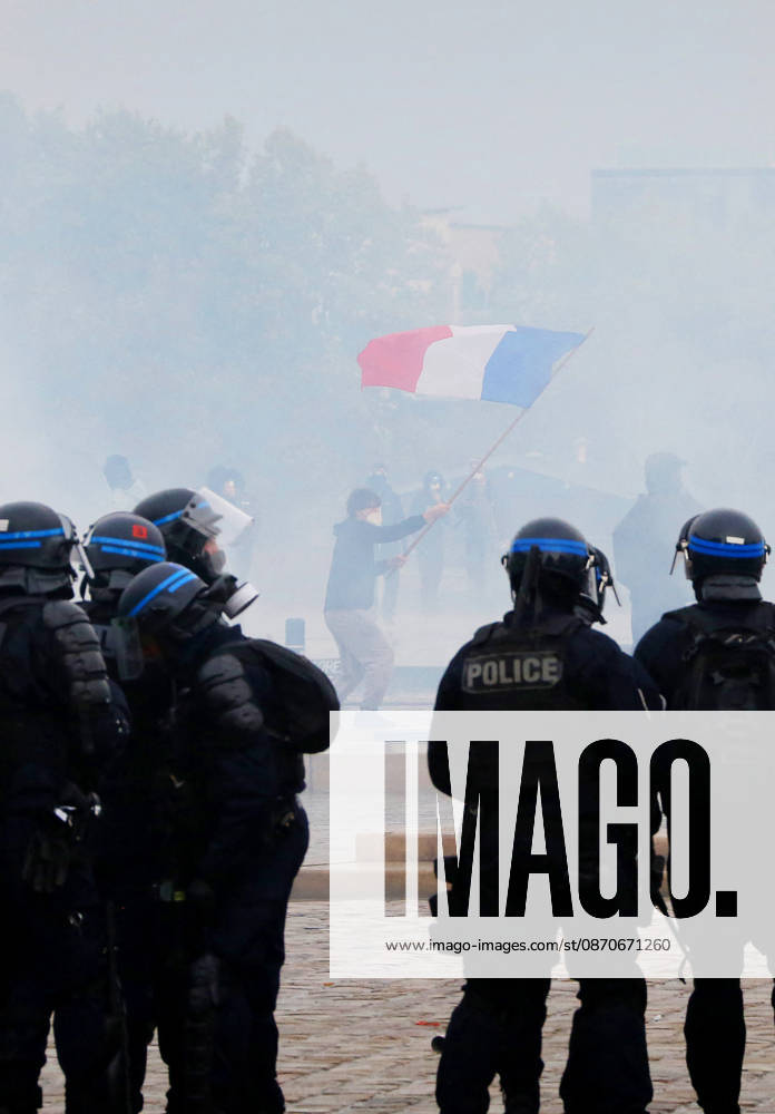 Several thousand people are marching through downtown Bordeaux on October 24, 2026. Patrick Bernard, Bestimage. Several thousand people are marching through downtown Bordeaux for the demonstration on October 24, 2026, in Bordeaux, France.