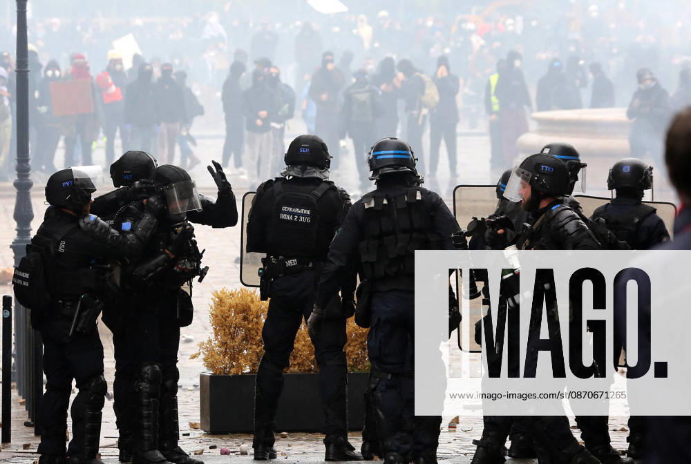 Several thousand people are marching through downtown Bordeaux on October 24, 2026. Patrick Bernard, Bestimage. Several thousand people are marching through downtown Bordeaux for the demonstration on October 24, 2026, in Bordeaux, France.