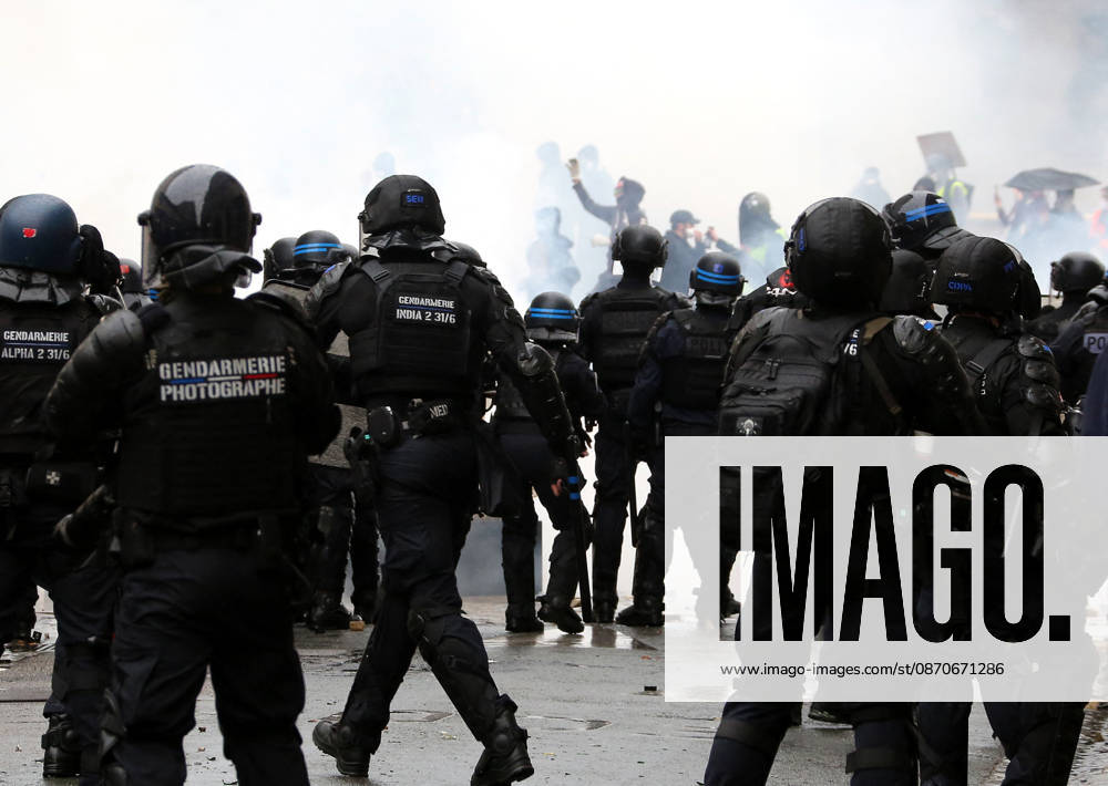 Several thousand people are marching through downtown Bordeaux on October 24, 2026. Patrick Bernard, Bestimage. Several thousand people are marching through downtown Bordeaux for the demonstration on October 24, 2026, in Bordeaux, France.