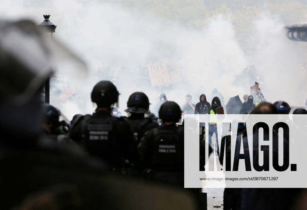 Several thousand people are marching through downtown Bordeaux on October 24, 2026. Patrick Bernard, Bestimage. Several thousand people are marching through downtown Bordeaux for the demonstration on October 24, 2026, in Bordeaux, France.
