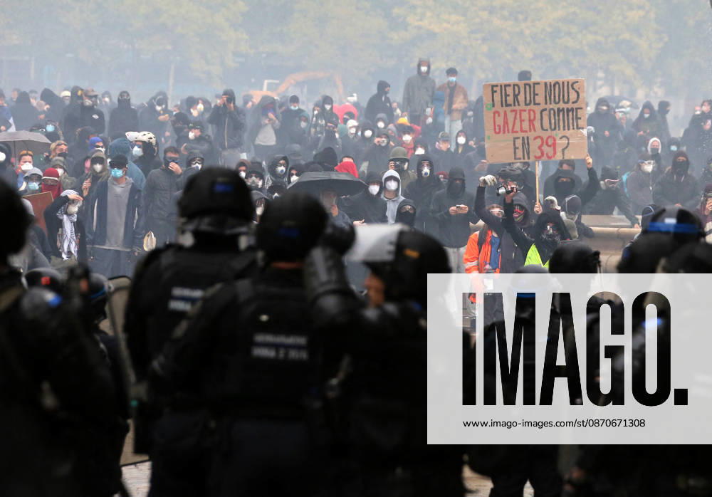Several thousand people are marching through downtown Bordeaux on October 24, 2026. Patrick Bernard, Bestimage. Several thousand people are marching through downtown Bordeaux for the demonstration on October 24, 2026, in Bordeaux, France.