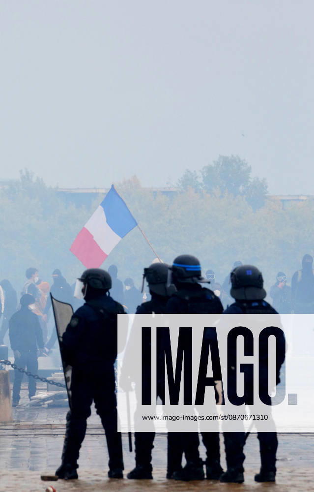 Several thousand people are marching through downtown Bordeaux on October 24, 2026. Patrick Bernard, Bestimage. Several thousand people are marching through downtown Bordeaux for the demonstration on October 24, 2026, in Bordeaux, France.