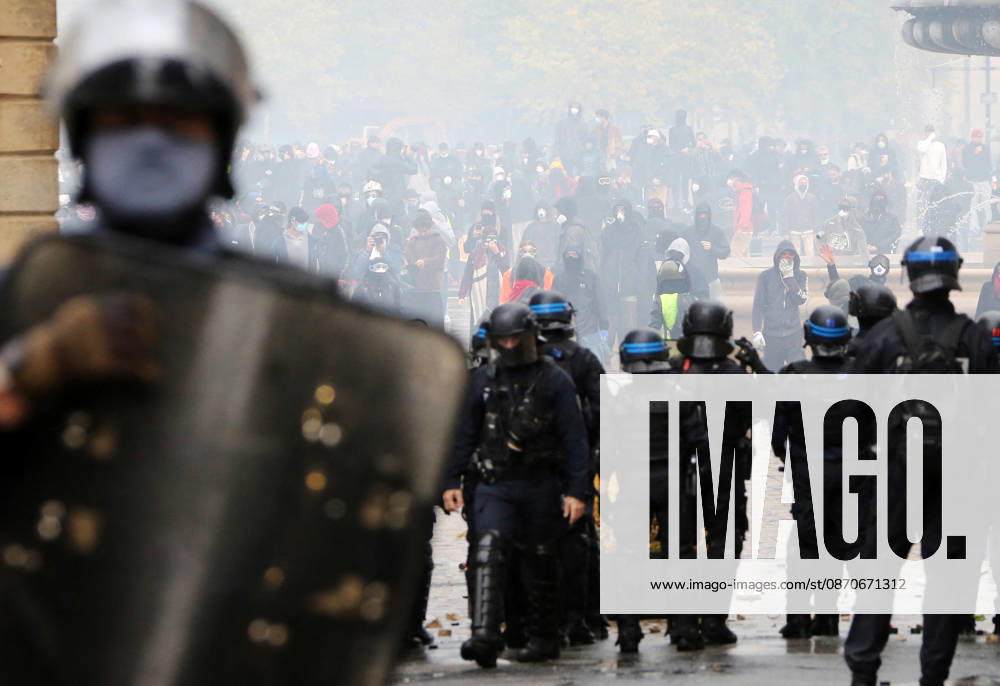 Several thousand people are marching through downtown Bordeaux on October 24, 2026. Patrick Bernard, Bestimage. Several thousand people are marching through downtown Bordeaux for the demonstration on October 24, 2026, in Bordeaux, France.