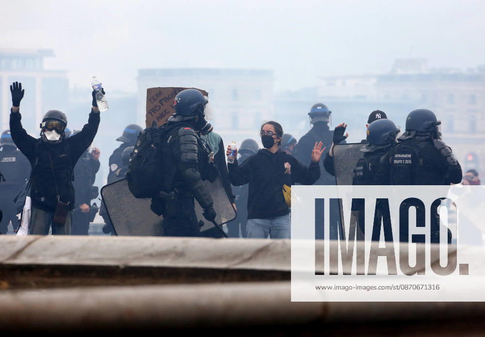 Several thousand people are marching through downtown Bordeaux on October 24, 2026. Patrick Bernard, Bestimage. Several thousand people are marching through downtown Bordeaux for the demonstration on October 24, 2026, in Bordeaux, France.