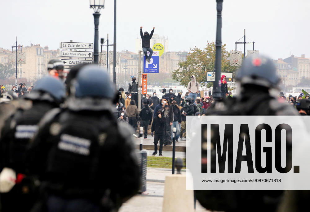 Several thousand people are marching through downtown Bordeaux on October 24, 2026. Patrick Bernard, Bestimage. Several thousand people are marching through downtown Bordeaux for the demonstration on October 24, 2026, in Bordeaux, France.