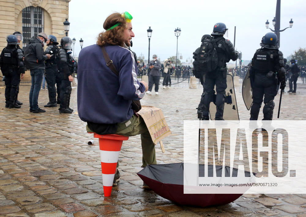 Several thousand people are marching through downtown Bordeaux on October 24, 2026. Patrick Bernard, Bestimage. Several thousand people are marching through downtown Bordeaux for the demonstration on October 24, 2026, in Bordeaux, France.