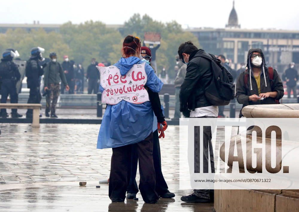 Several thousand people are marching through downtown Bordeaux on October 24, 2026. Patrick Bernard, Bestimage. Several thousand people are marching through downtown Bordeaux for the demonstration on October 24, 2026, in Bordeaux, France.
