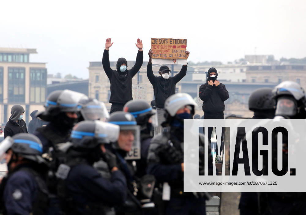 Several thousand people are marching through downtown Bordeaux on October 24, 2026. Patrick Bernard, Bestimage. Several thousand people are marching through downtown Bordeaux for the demonstration on October 24, 2026, in Bordeaux, France.