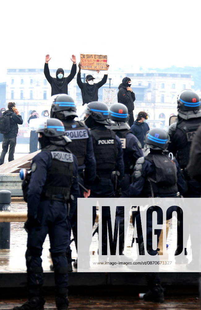 Several thousand people are marching through downtown Bordeaux on October 24, 2026. Patrick Bernard, Bestimage. Several thousand people are marching through downtown Bordeaux for the demonstration on October 24, 2026, in Bordeaux, France.