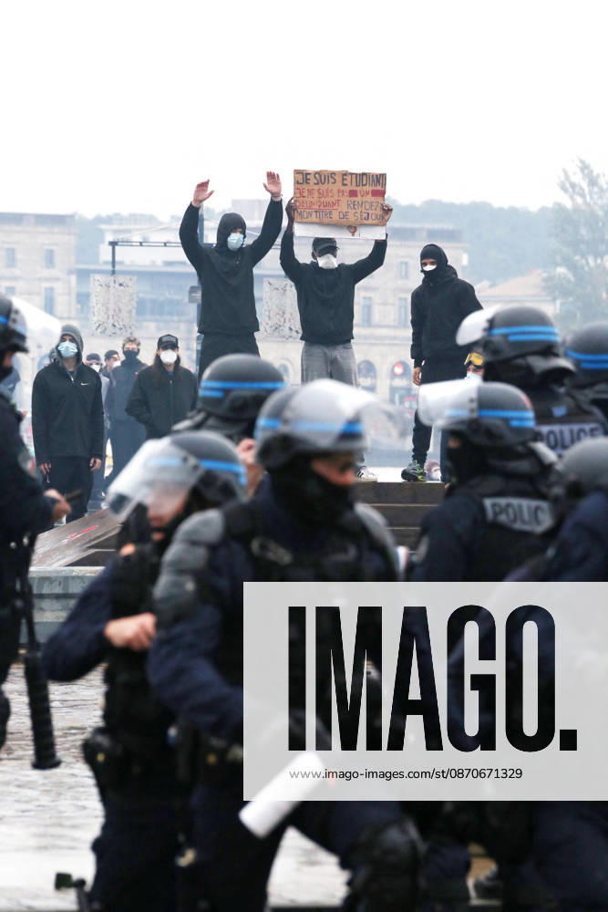 Several thousand people are marching through downtown Bordeaux on October 24, 2026. Patrick Bernard, Bestimage. Several thousand people are marching through downtown Bordeaux for the demonstration on October 24, 2026, in Bordeaux, France.