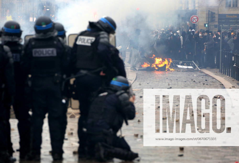 Several thousand people are marching through downtown Bordeaux on October 24, 2026. Patrick Bernard, Bestimage. Several thousand people are marching through downtown Bordeaux for the demonstration on October 24, 2026, in Bordeaux, France.