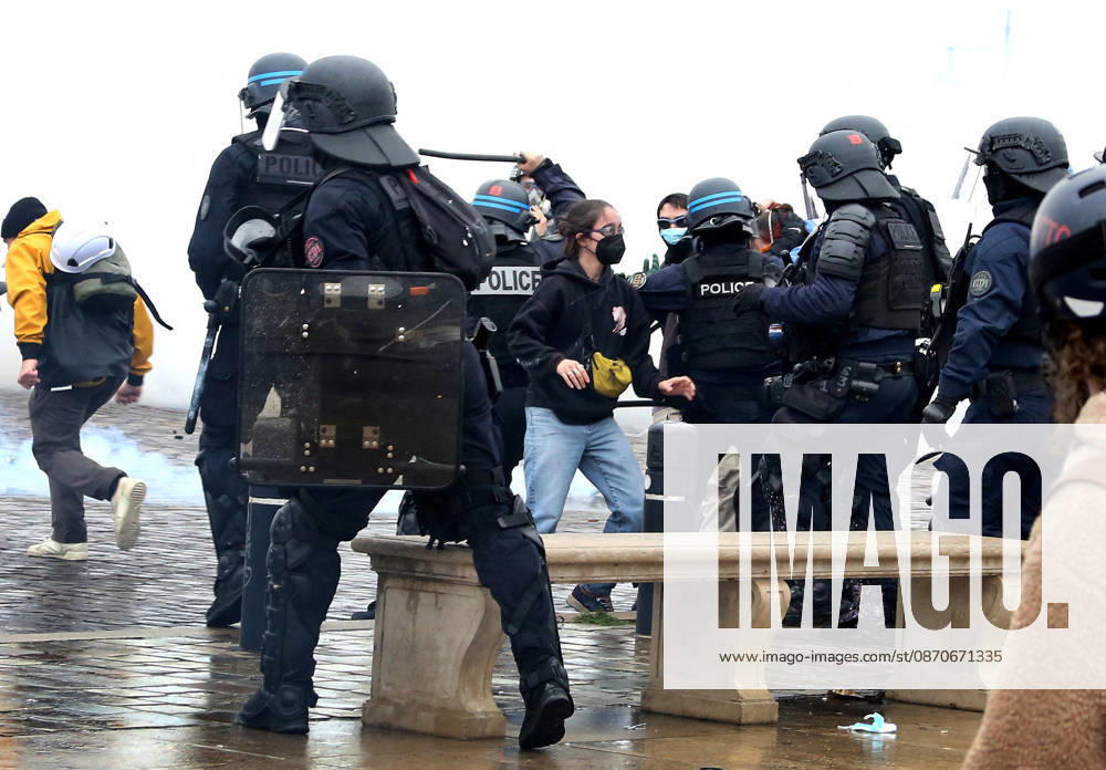 Several thousand people are marching through downtown Bordeaux on October 24, 2026. Patrick Bernard, Bestimage. Several thousand people are marching through downtown Bordeaux for the demonstration on October 24, 2026, in Bordeaux, France.