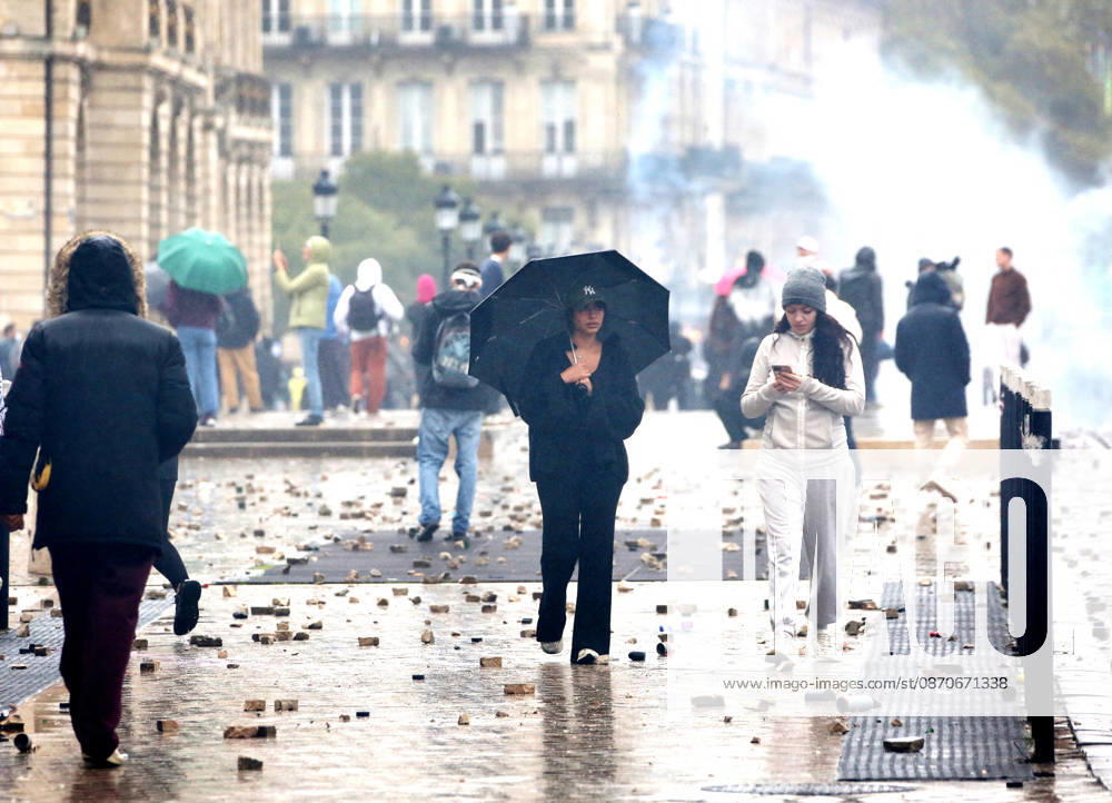 Several thousand people are marching through downtown Bordeaux on October 24, 2026. Patrick Bernard, Bestimage. Several thousand people are marching through downtown Bordeaux for the demonstration on October 24, 2026, in Bordeaux, France.