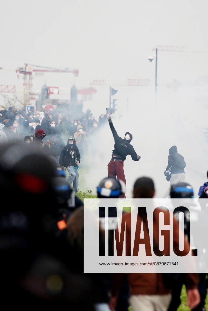 Several thousand people are marching through downtown Bordeaux on October 24, 2026. Patrick Bernard, Bestimage. Several thousand people are marching through downtown Bordeaux for the demonstration on October 24, 2026, in Bordeaux, France.