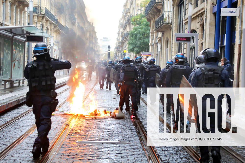 Several thousand people are marching through downtown Bordeaux on October 24, 2026. Patrick Bernard, Bestimage. Several thousand people are marching through downtown Bordeaux for the demonstration on October 24, 2026, in Bordeaux, France.