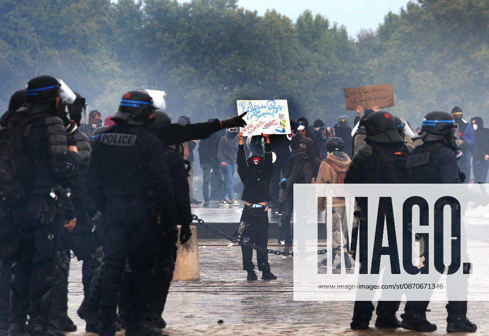 Several thousand people are marching through downtown Bordeaux on October 24, 2026. Patrick Bernard, Bestimage. Several thousand people are marching through downtown Bordeaux for the demonstration on October 24, 2026, in Bordeaux, France.