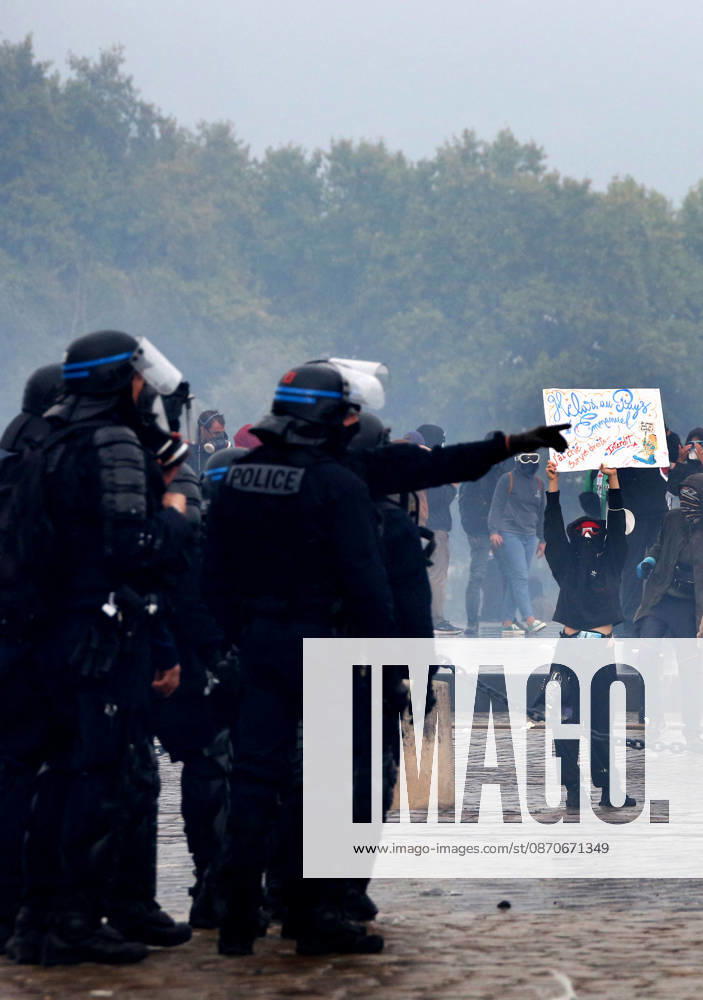 Several thousand people are marching through downtown Bordeaux on October 24, 2026. Patrick Bernard, Bestimage. Several thousand people are marching through downtown Bordeaux for the demonstration on October 24, 2026, in Bordeaux, France.