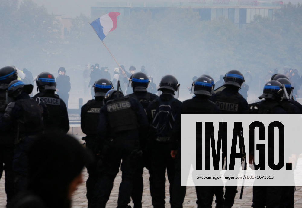 Several thousand people are marching through downtown Bordeaux on October 24, 2026. Patrick Bernard, Bestimage. Several thousand people are marching through downtown Bordeaux for the demonstration on October 24, 2026, in Bordeaux, France.