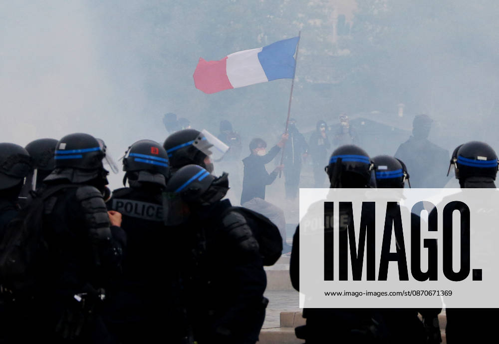 Several thousand people are marching through downtown Bordeaux on October 24, 2026. Patrick Bernard, Bestimage. Several thousand people are marching through downtown Bordeaux for the demonstration on October 24, 2026, in Bordeaux, France.