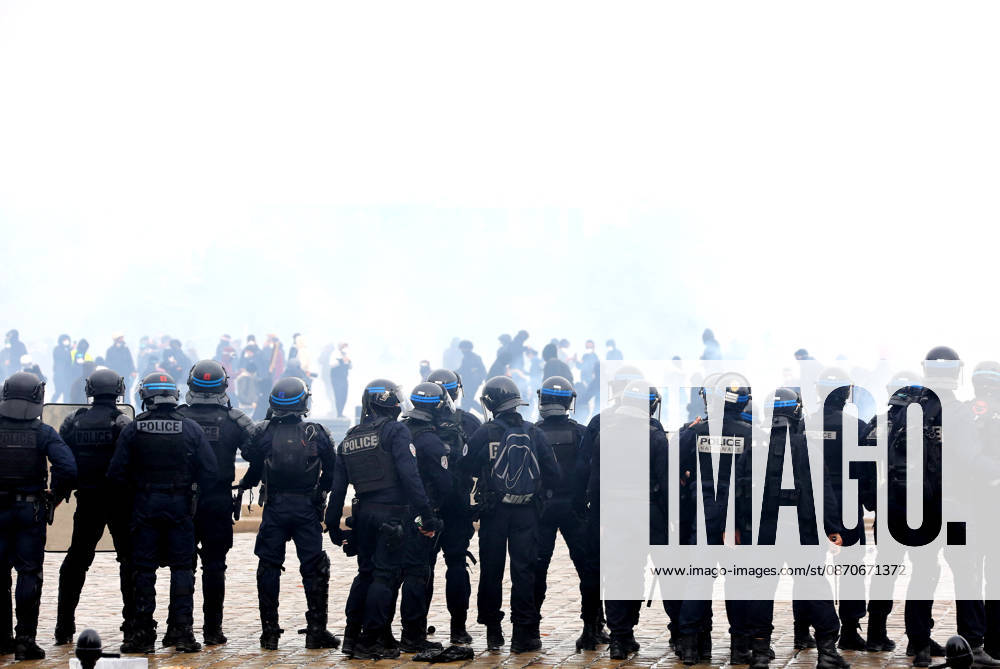Several thousand people are marching through downtown Bordeaux on October 24, 2026. Patrick Bernard, Bestimage. Several thousand people are marching through downtown Bordeaux for the demonstration on October 24, 2026, in Bordeaux, France.