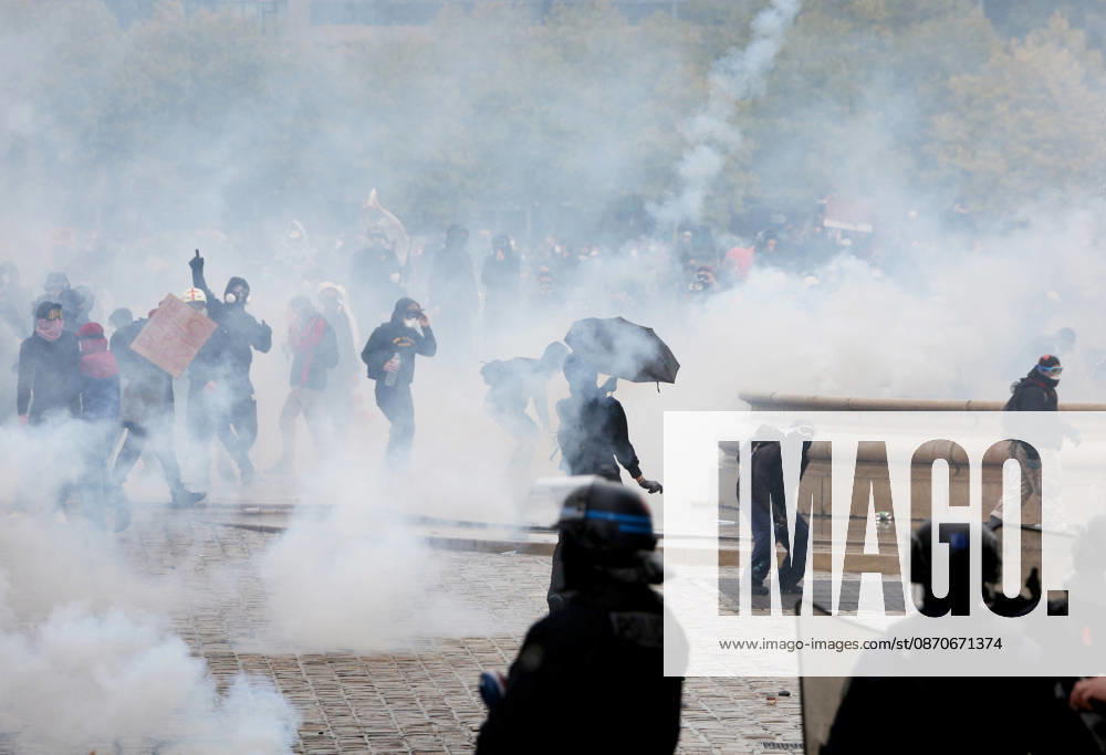 Several thousand people are marching through downtown Bordeaux on October 24, 2026. Patrick Bernard, Bestimage. Several thousand people are marching through downtown Bordeaux for the demonstration on October 24, 2026, in Bordeaux, France.