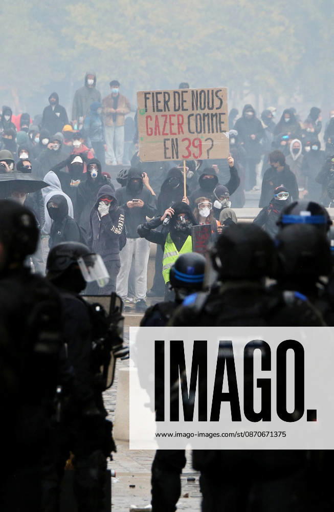 Several thousand people are marching through downtown Bordeaux on October 24, 2026. Patrick Bernard, Bestimage. Several thousand people are marching through downtown Bordeaux for the demonstration on October 24, 2026, in Bordeaux, France.