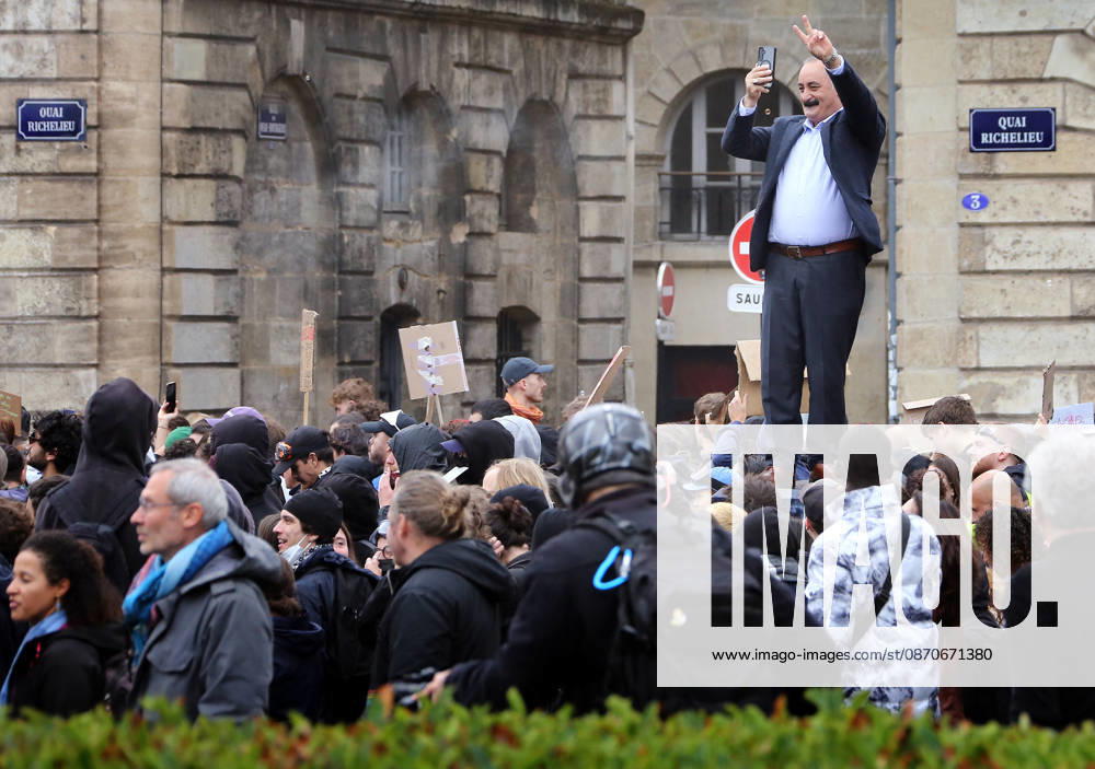 Several thousand people are marching through downtown Bordeaux on October 24, 2026. Patrick Bernard, Bestimage. Several thousand people are marching through downtown Bordeaux for the demonstration on October 24, 2026, in Bordeaux, France.