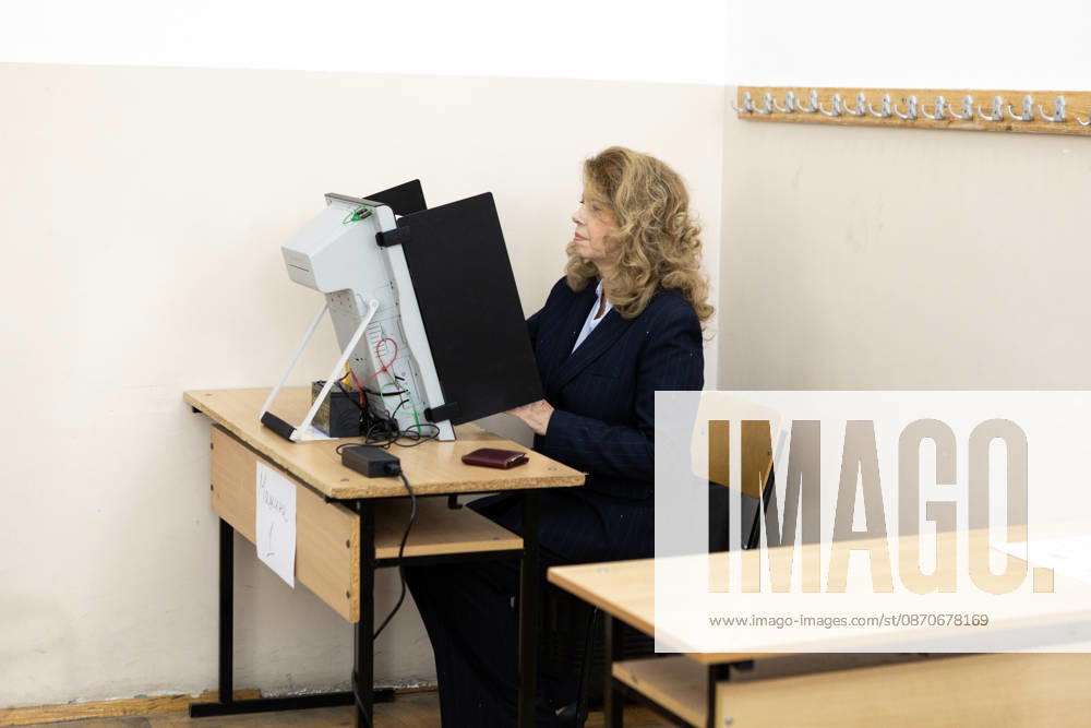 !!!MANDATORY KILL NOTICE – IMAGO does not hold publication rights for these images. We apologize for the inconvenience - BILDLÖSCHUNG: IMAGO besitzt keine Publikationsrechte an diesen Bildern. Entschuldigen Sie bitte die Unannehmlichkeiten MANDATORY KILL NOTICE!!! Bulgarian President Iotova casts ballot in presidential election SOFIA, BULGARIA - OCTOBER 25: Bulgarian President Iliana Iotova casts her ballot in the presidential election in Sofia, Bulgaria, on October 25, 2026. Hristo Vladev Anadolu Sofia Bulgaria. Editorial use only. Please get in touch for any other usage.