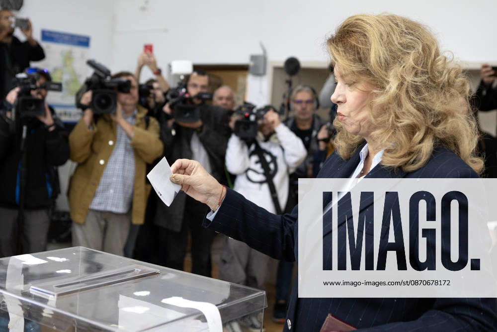 Bulgarian President Iotova casts ballot in presidential election SOFIA, BULGARIA - OCTOBER 25: Bulgarian President Iliana Iotova casts her ballot in the presidential election in Sofia, Bulgaria, on October 25, 2026. Hristo Vladev Anadolu Sofia Bulgaria. Editorial use only. Please get in touch for any other usage.