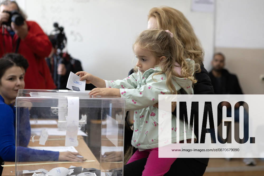 Presidential elections in Bulgaria SOFIA, BULGARIA - OCTOBER 25: Voters cast their ballots at a polling station during Bulgaria s presidential election in Sofia, Bulgaria, on October 25, 2026. A total of 27 presidential and vice-presidential candidate pairs are participating in the election. Hristo Vladev Anadolu Sofia Bulgaria. Editorial use only. Please get in touch for any other usage.
