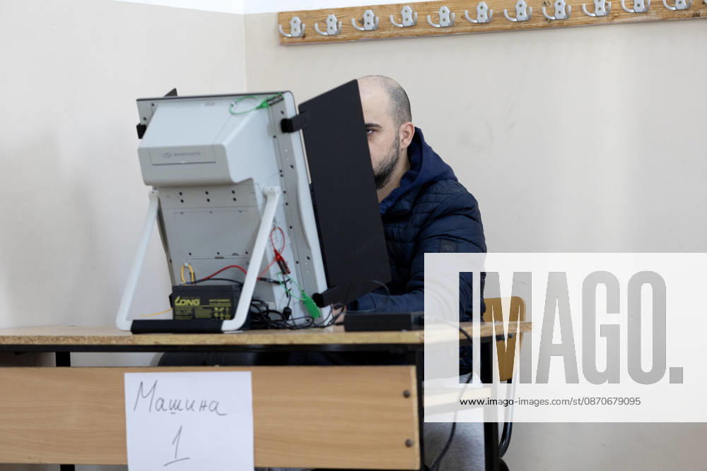 Presidential elections in Bulgaria SOFIA, BULGARIA - OCTOBER 25: A man casts his ballot at a polling station during Bulgaria s presidential election in Sofia, Bulgaria, on October 25, 2026. A total of 27 presidential and vice-presidential candidate pairs are participating in the election. Hristo Vladev Anadolu Sofia Bulgaria. Editorial use only. Please get in touch for any other usage.