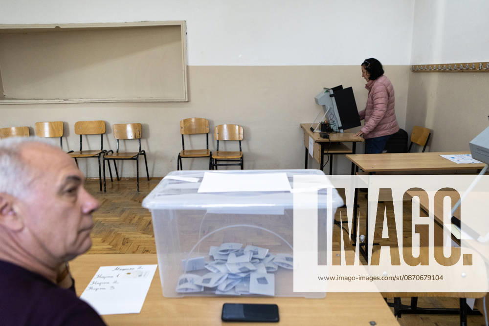 Presidential elections in Bulgaria SOFIA, BULGARIA - OCTOBER 25: Voters cast their ballots at a polling station during Bulgaria s presidential election in Sofia, Bulgaria, on October 25, 2026. A total of 27 presidential and vice-presidential candidate pairs are participating in the election. Hristo Vladev Anadolu Sofia Bulgaria. Editorial use only. Please get in touch for any other usage.