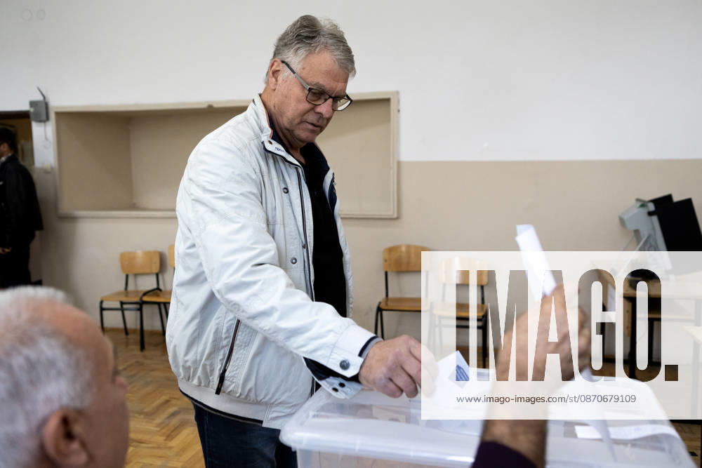 Presidential elections in Bulgaria SOFIA, BULGARIA - OCTOBER 25: A man casts his ballot at a polling station during Bulgaria s presidential election in Sofia, Bulgaria, on October 25, 2026. A total of 27 presidential and vice-presidential candidate pairs are participating in the election. Hristo Vladev Anadolu Sofia Bulgaria. Editorial use only. Please get in touch for any other usage.