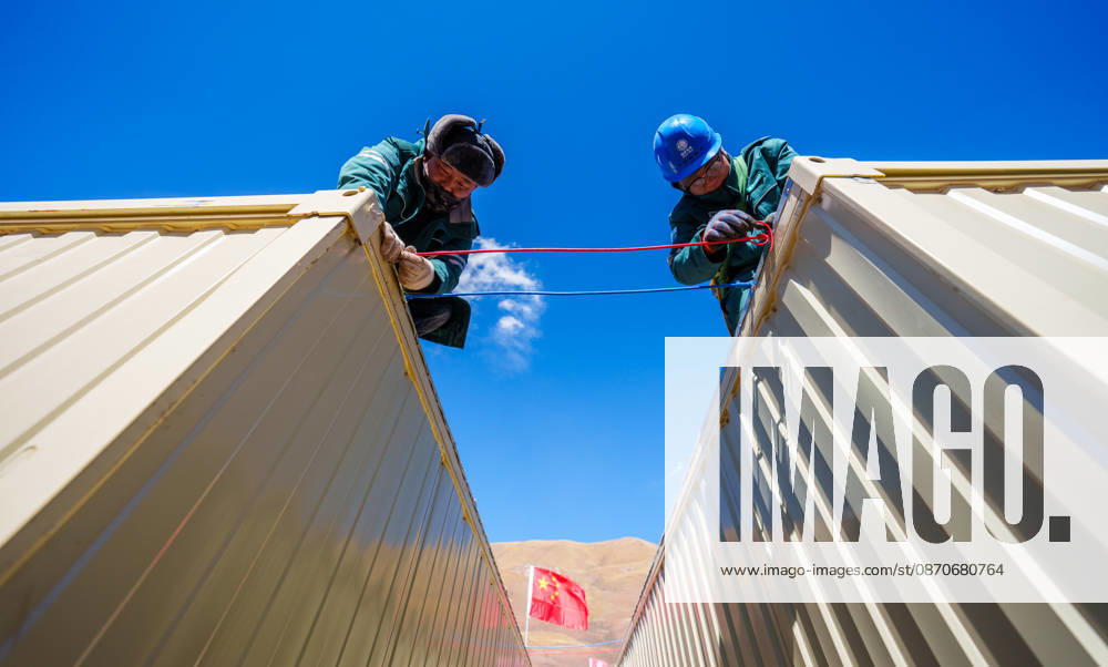 (261025) -- BAQEN, Oct. 25, 2026 -- Electric workers install power supply lines at a resettlement site of a quake-hit village in Maru Township of Baqen County, Nagqu City, southwest China s Xizang Autonomous Region, Oct. 25, 2026. Power supply lines are being installed for prefabricated houses in the quake-hit Baqen County. According to the State Grid, power connection supplies for 2,724 tents and 2,400 prefabricated houses have been deployed to meet electricity connection needs in the quake-hit area. ) CHINA-XIZANG-EARTHQUAKE-POWER SUPPLY LINES (CN) TenzinxNyida