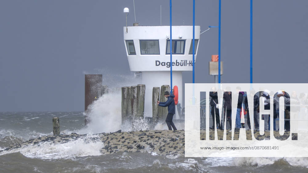 Storm Manja is over northern Germany and showing its power. With hurricane-force gusts, it is hitting the North Sea coast particularly hard. Many travelers w