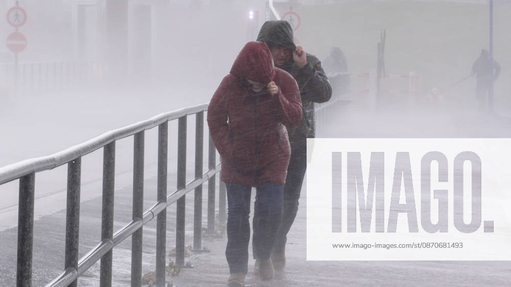 Storm Manja is over northern Germany and showing its power. With hurricane-force gusts, it is hitting the North Sea coast particularly hard. Many travelers w