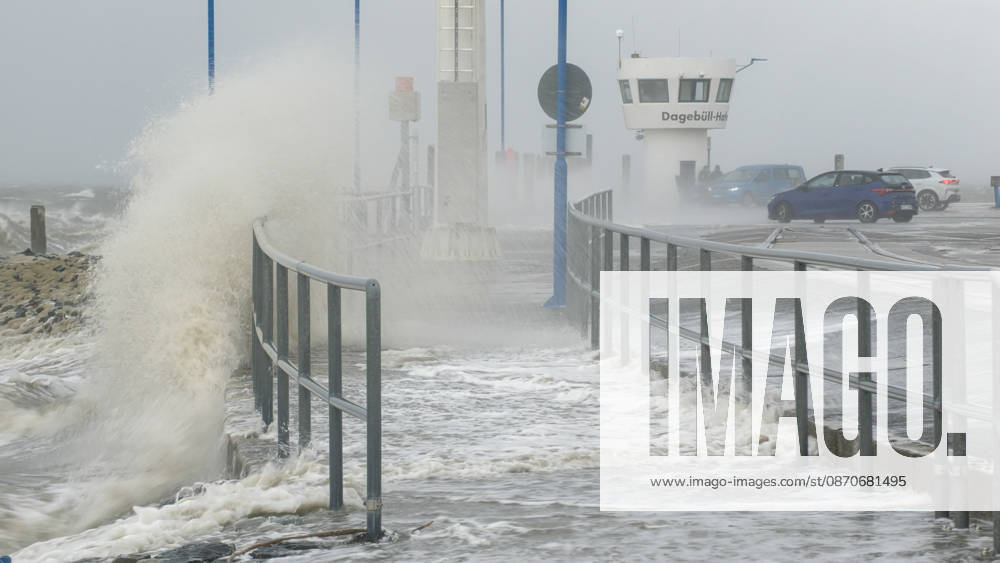 Storm Manja is over northern Germany and showing its power. With hurricane-force gusts, it is hitting the North Sea coast particularly hard. Many travelers w