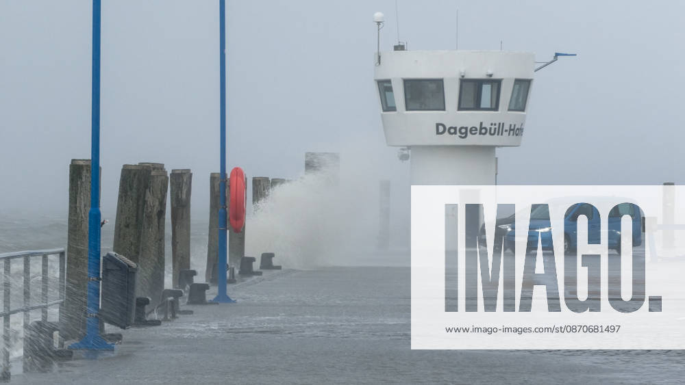 Storm Manja is over northern Germany and showing its power. With hurricane-force gusts, it is hitting the North Sea coast particularly hard. Many travelers w