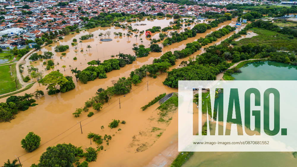 SOROCABA, SP - 25.10.2026: CHUVAS EM SOROCABA SP - Heavy rains recorded during the early hours of this Sunday (25) caused the Sorocaba River to overflow and flood several streets in Sorocaba (SP). In the last 12 hours, the accumulated rainfall in the city reached 84 millimeters. The forecast indicates that more rain is expected throughout the afternoon, election day. The photo shows images of Parque das Águas flooded this morning. x3038272x CaduxRolim