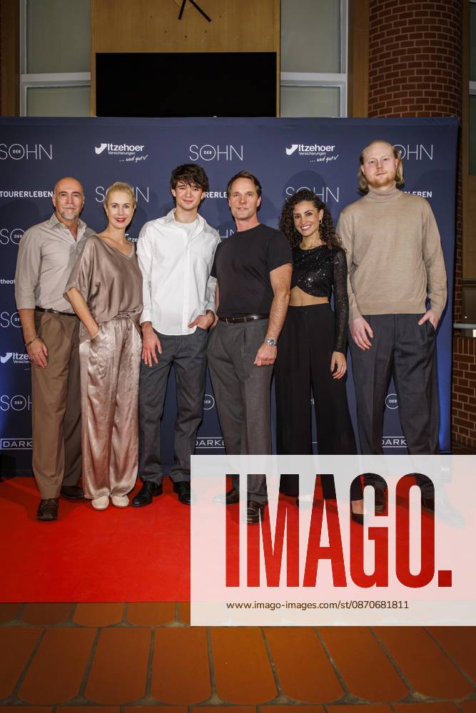MMM DER SOHN Ensemble, Holger Hauer, Dorothea Schenck, Quentin Lopes, Matthias Schloo, Nadine Menz, and Paul Radke on the red carpet at the theater premiere of *Der Sohn* (TOURERLEBEN Theater Production) at the Theater Itzehoe on October 24, 2026, in Schleswig-Holstein, Germany