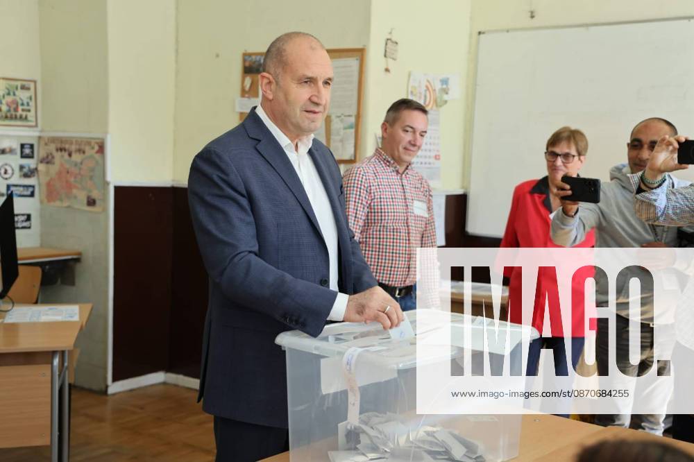 Voters cast ballots as presidential election gets underway in Bulgaria SOFIA, BULGARIA - OCTOBER 25: (---- – MANDATORY CREDIT - BULGARIAN GOVERNMENT PRESS CENTER HANDOUT - NO MARKETING NO ADVERTISING CAMPAIGNS - DISTRIBUTED AS A SERVICE TO CLIENTS----) Bulgarian Prime Minister Rumen Radev casts his ballot during the presidential election at a polling station in Sofia, Bulgaria, on October 25, 2026. Bulgarian Government Press Center Anadolu Sofia Bulgaria. Editorial use only. Please get in touch for any other usage.